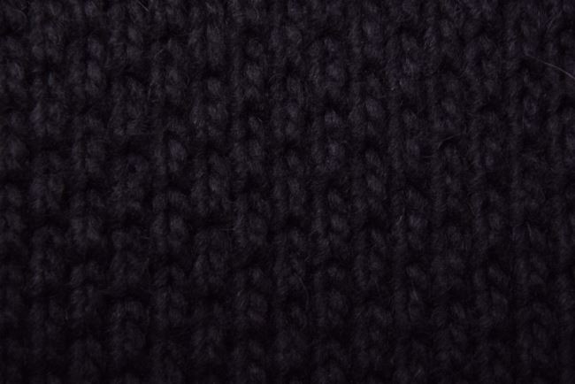 Silná vlněná pletenina v černé barvě s copánky G892