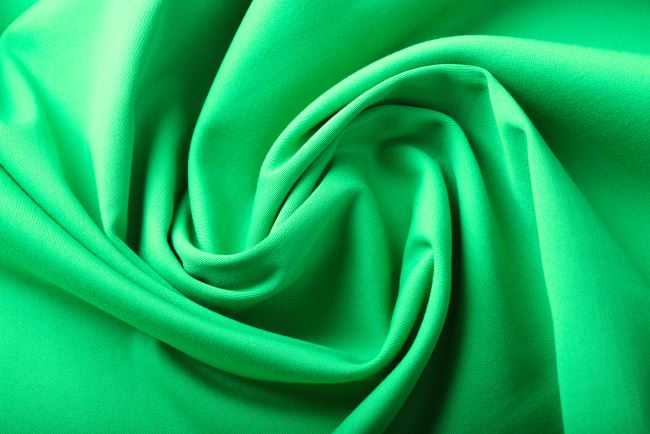 Bavlněný strečový satén v jasně zelené barvě Q1041