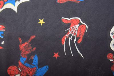 1 m bavlněného úpletu v tmavě šedé barvě s potiskem Spider-Man DS-KUP155