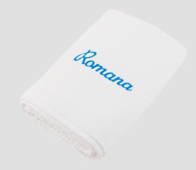 Froté osuška v bílé barvě s výšivkou modrým psacím písmem NEU022