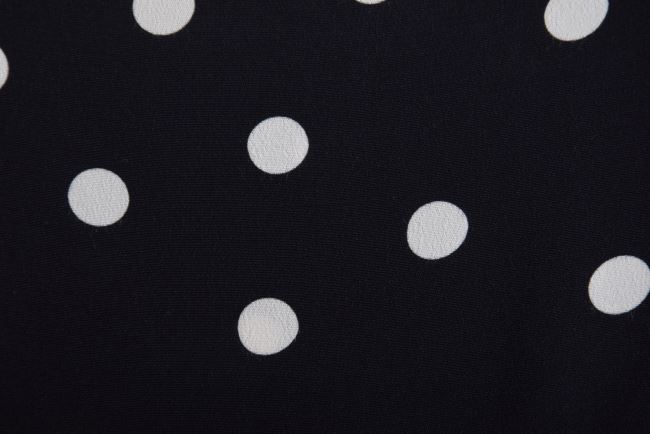 Viskóza v černé barvě s potiskem bílých puntíků 10776/905