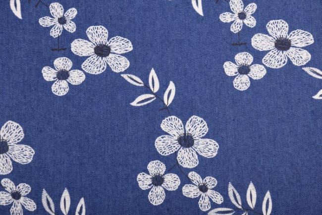 Džínovina v modré barvě s motivem bílých velkých květin 03023/003