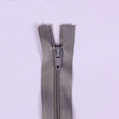 Spirálový zip v šedé barvě 18cm I-3C0-18-310