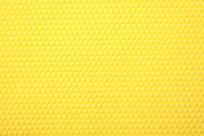 Sportovní úplet ve svítivě žluté barvě s plastickým vzorem PAR95