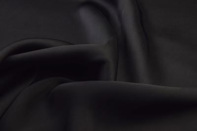 Lesklá kostýmová látka v černé barvě MI61976/001