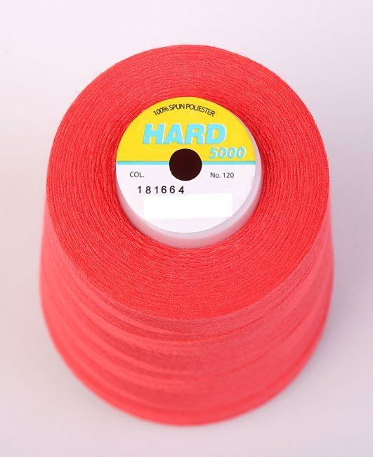 Šicí nit v červené barvě s návinem 5000 yardů I-N50-40-18664