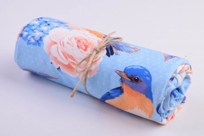Rolička bavlněného úpletu v modré barvě s potiskem ptáčků a květin RO62327