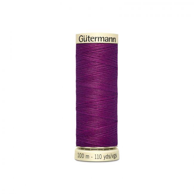 Univerzální šicí nit Gütermann v sytě fialové barvě 718