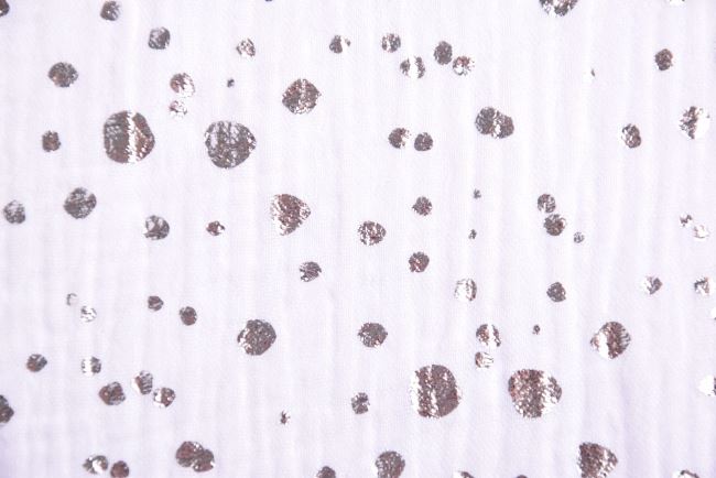 Mušelín v bílé barvě s potiskem stříbrných puntíků 181389