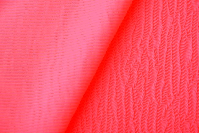 Funkční úplet ve svítivě růžové barvě s plastickým vzorem pruhů MO033712