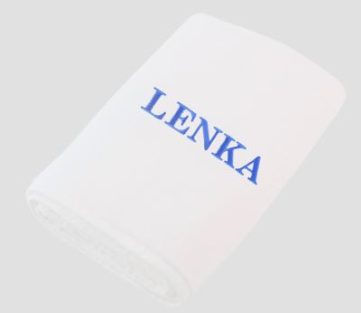 Froté osuška v bílé barvě s výšivkou v modré barvě tiskacího písma NEU021