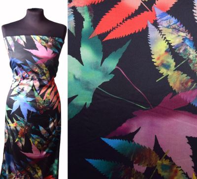 Satén v černé barvě s potiskem barevných listů 10241/069