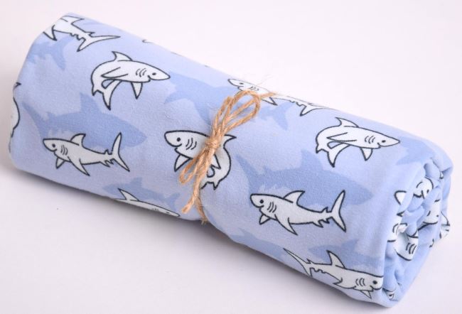 Rolička bavlněného úpletu v modré barvě s potiskem žraloků RO17693/003