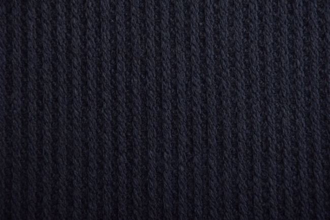 Pletenina v tmavě modré barvě s řádky 84005/024