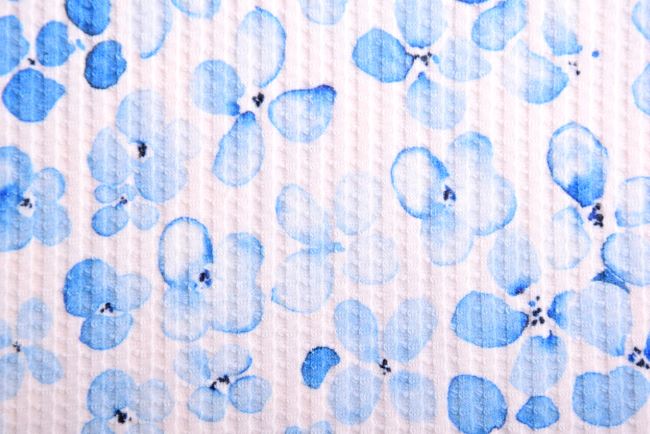Vaflový úplet ve smetanové barvě s potiskem modrých květin 185007