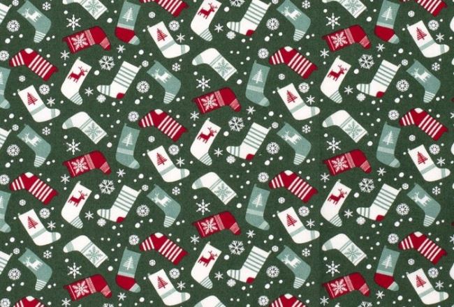 Vánoční látka z bavlny v zelené barvě s potiskem vánočních punčoch 16719/028