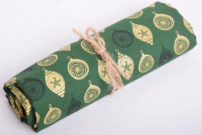 Rolička vánoční bavlny v zelené barvě s potiskem ozdob RO18734/025
