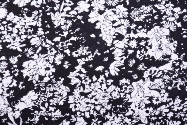Viskózový úplet v černé barvě s potiskem jemných květin Q11402-056