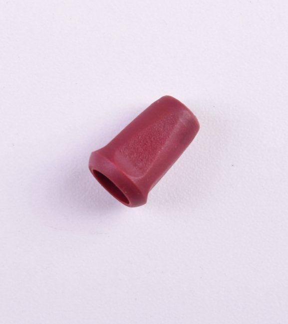 Plastová koncovka na šňůrky ve vínové barvě K-B10-1480-178