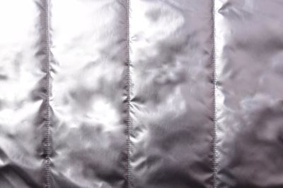 Prošev s leskem ve stříbrné barvě s ozdobným prošitím a podšívkou CS-411