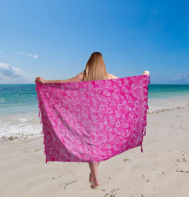 Pareo/sarong z Bali s kokosovou sponou v růžové barvě s potiskem květin BALI44