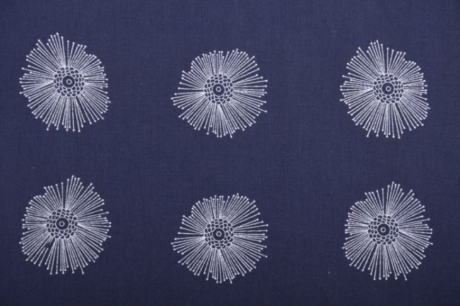 Bavlněná halenkovina v tmavě modré barvě s bílými květy 11056/008