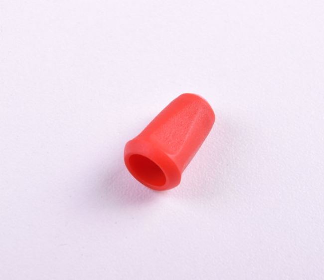 Plastová koncovka na šňůrky v červené barvě K-B10-1480-162