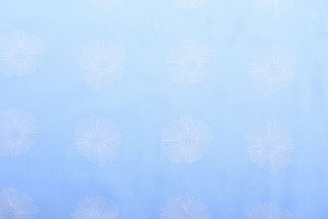 Bavlněná halenkovina v bledě modré barvě s bílými květy 11056/002