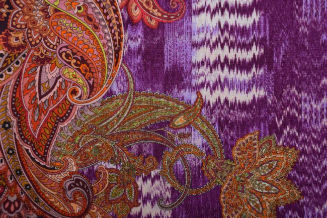 Viskózový úplet v tmavě fialové barvě s potiskem ornamentů 06331/4C5672