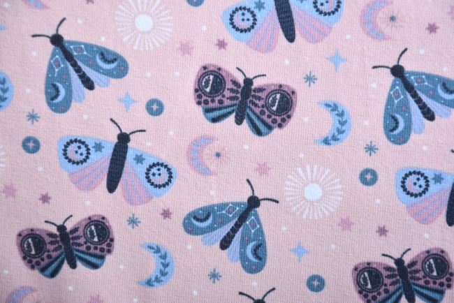 Bavlněný úplet v růžové  barvě s potiskem malovaných motýlků 16627/011
