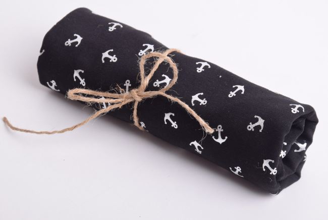 Rolička bavlněného úpletu v černé barvě s fóliovým potiskem kotviček RO16516/069