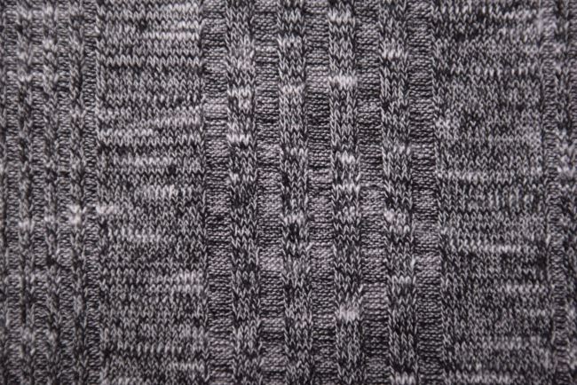 Letní pletenina v šedém melíru s ozdobnými pruhy PAR37