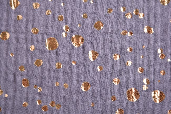 Mušelín v šedé barvě s potiskem zlatých puntíků 181375